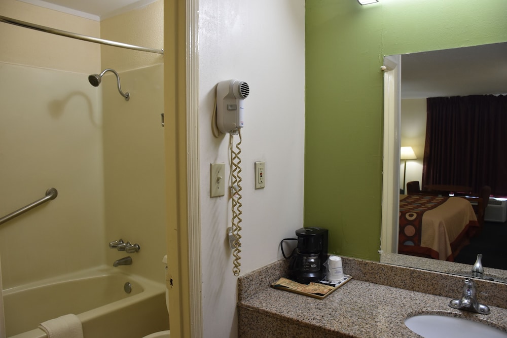 Super 8 by Wyndham Tifton 28/54