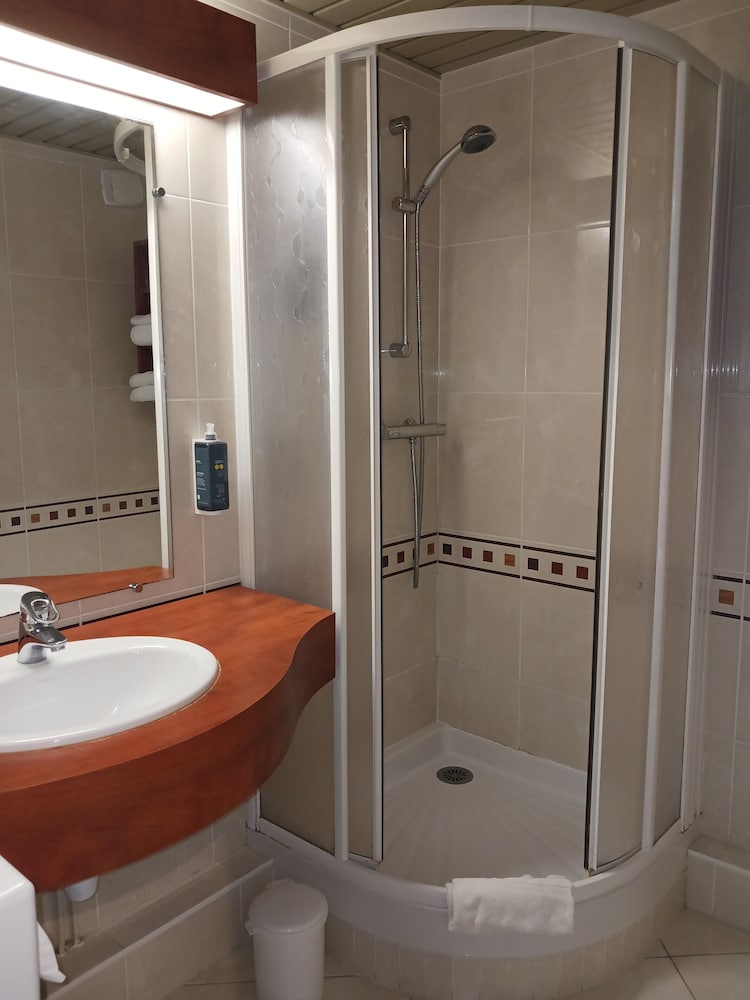 BRIT HOTEL NANTES VIGNEUX – L’ATLANTEL 48/49