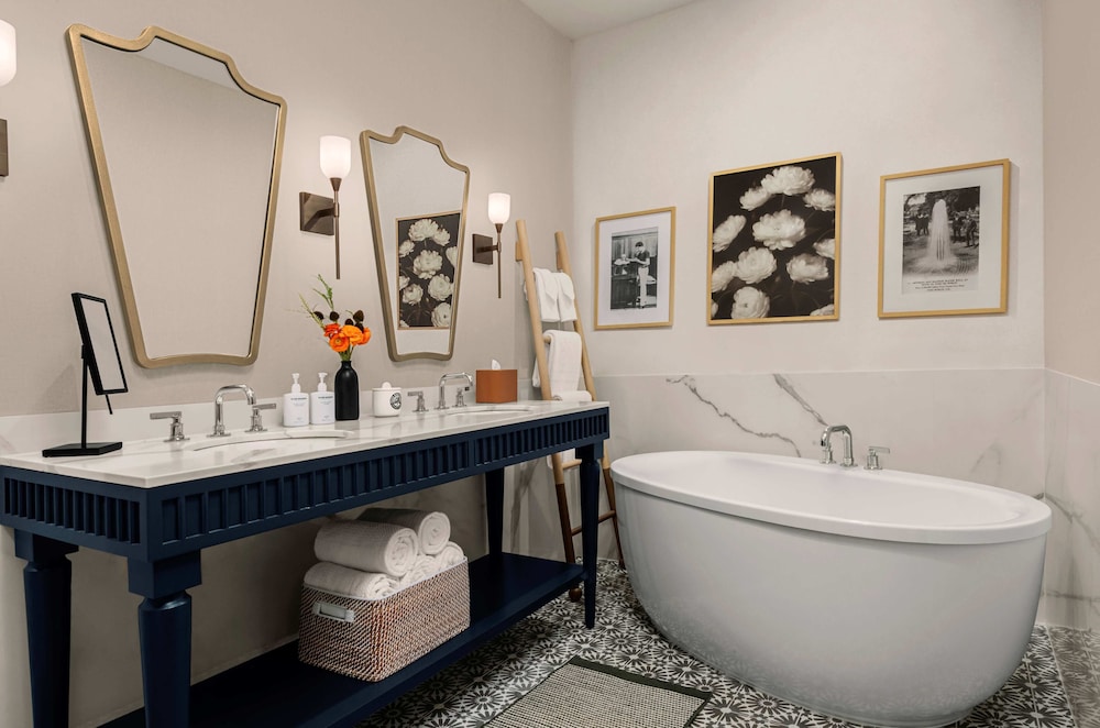 Deluxe, House, King Bed, Paso Robles Inn 2/2