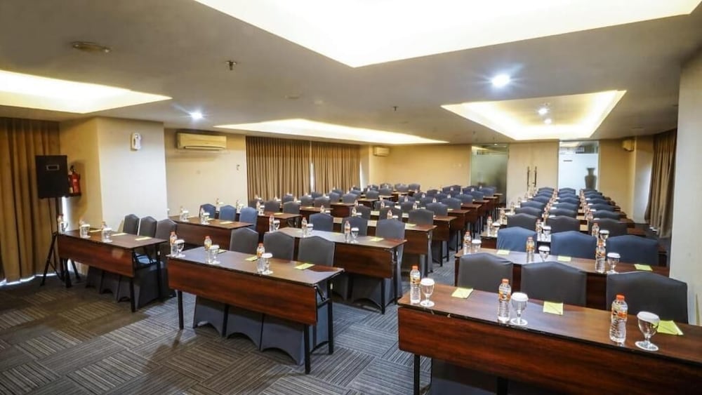 Whiz Hotel Pemuda Semarang 30/44