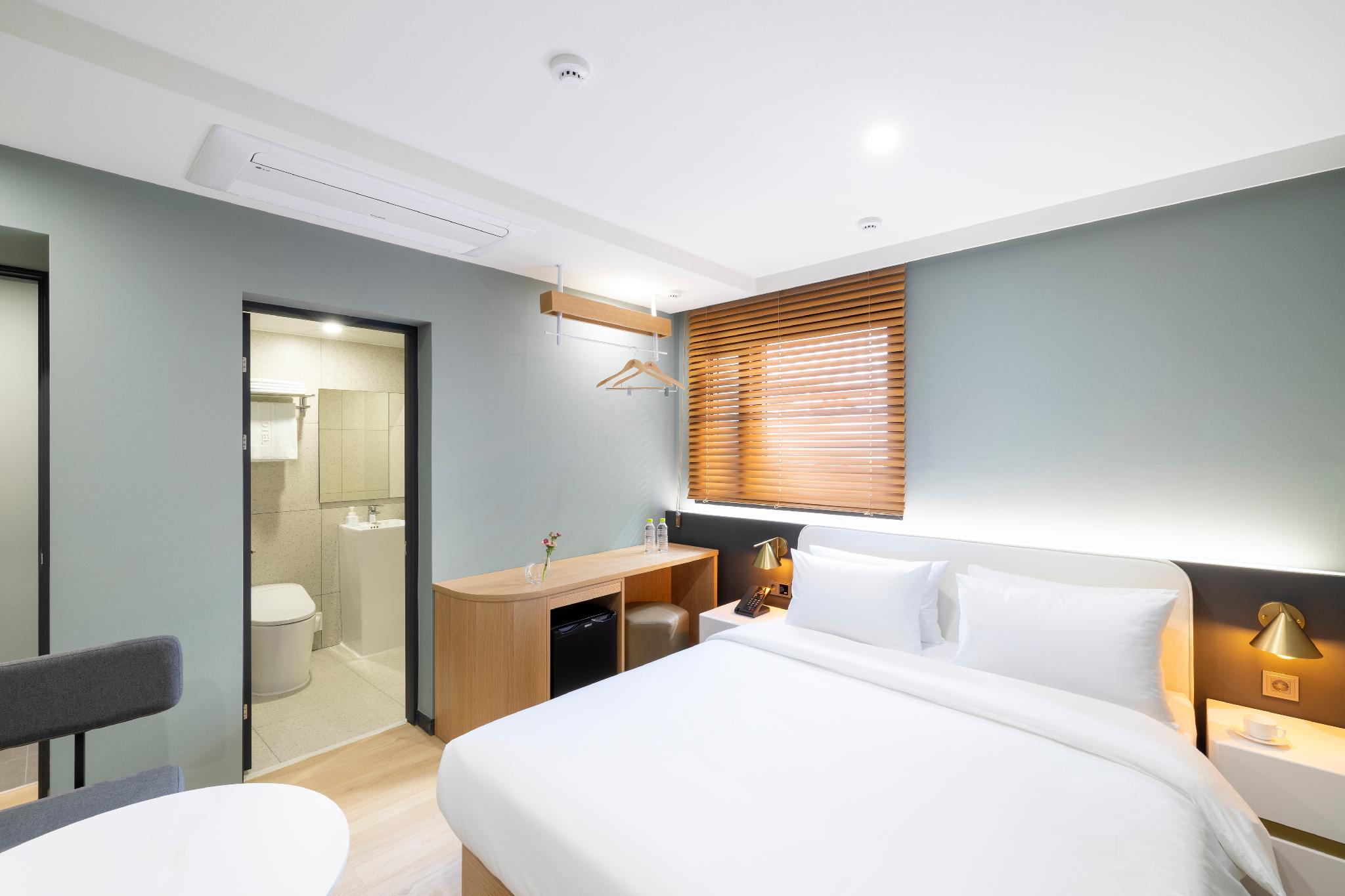 Run of House, Queen Bed, No Parking