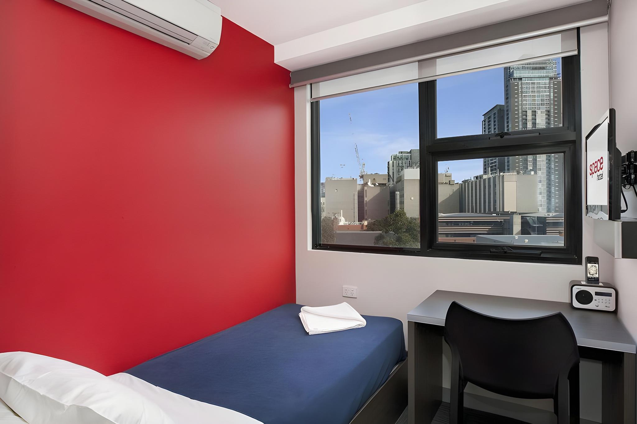 ROOM, SINGLE, SHARED BATHROOM