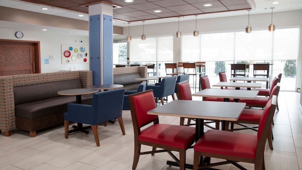 Holiday Inn Express & Suites Marion 43/65