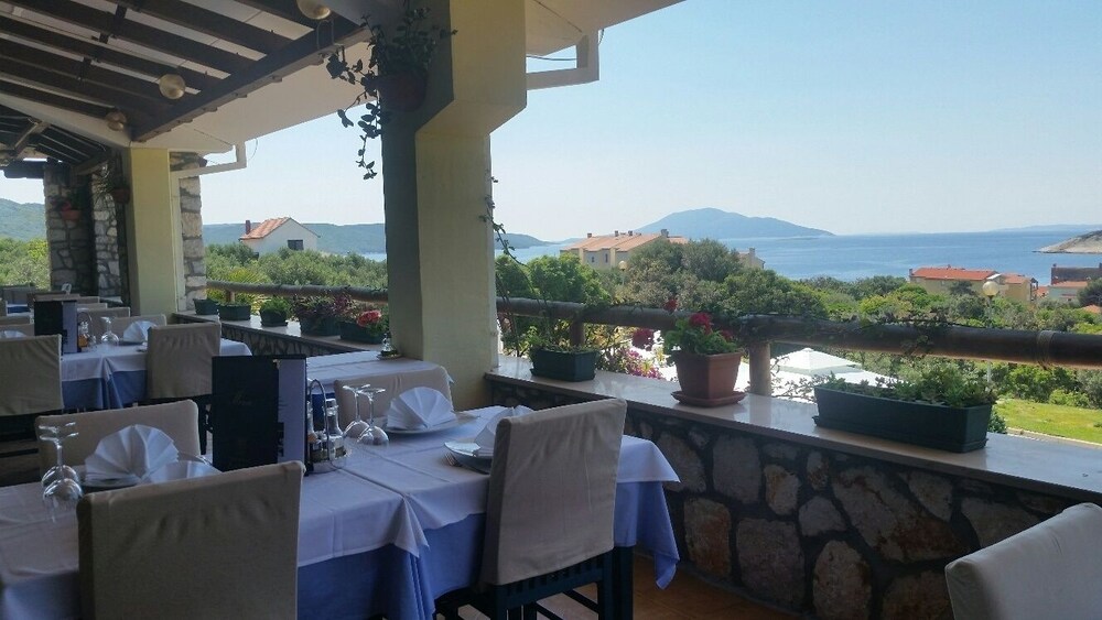 HOTEL ZLATNI LAV 24/37