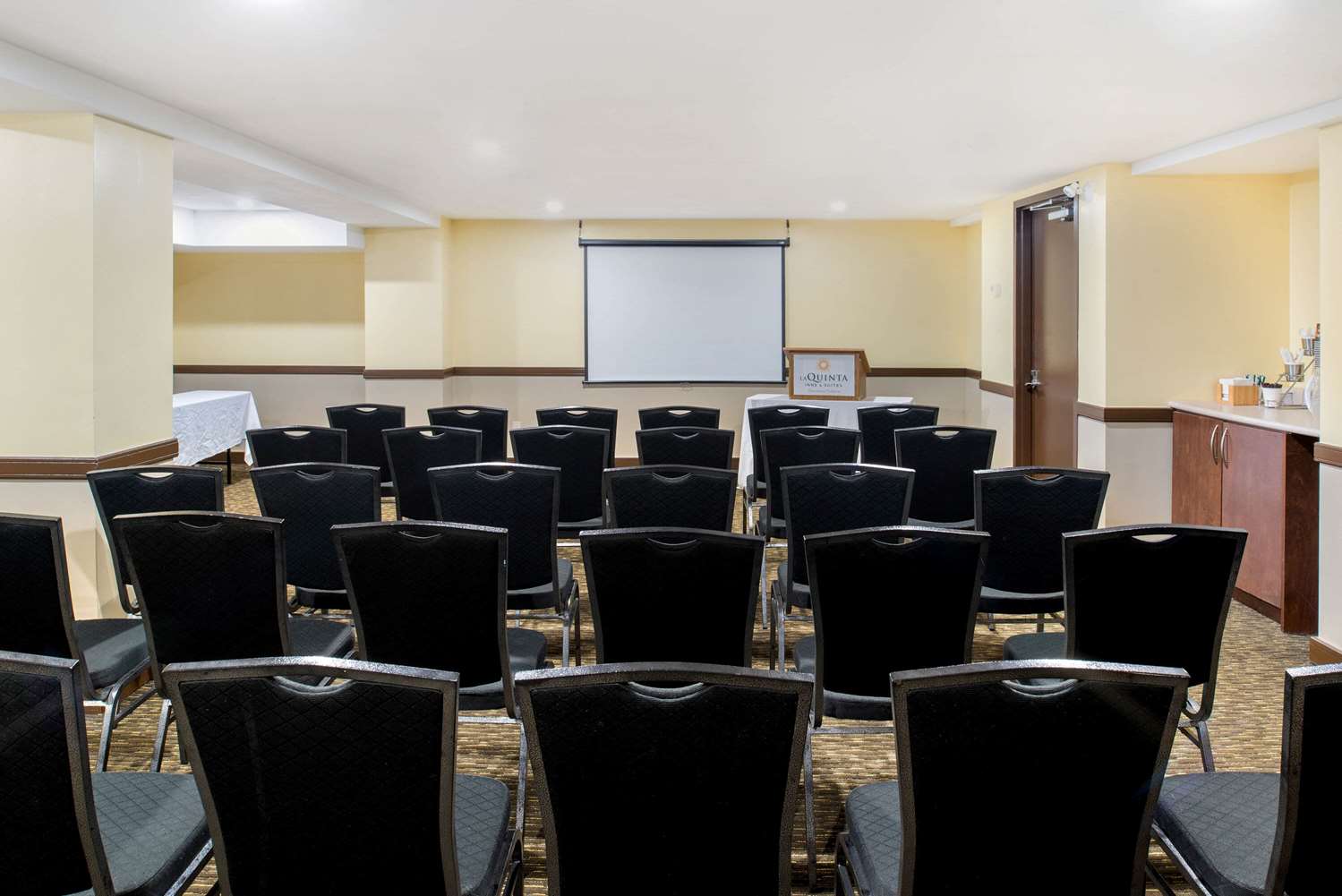 La Quinta Inn & Suites by Wyndham Oshawa 38/48