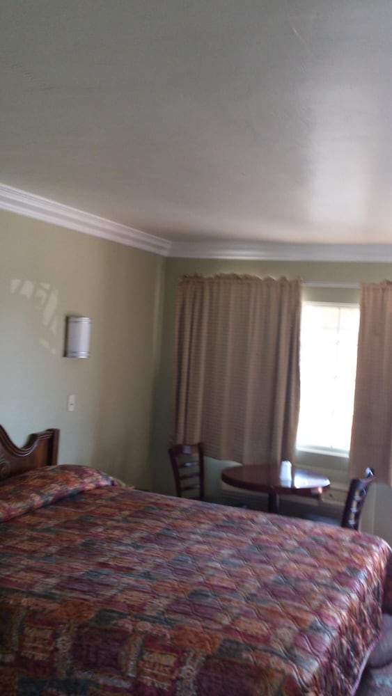 Santa Ana Travel Inn 25/40