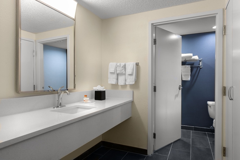 Courtyard By Marriott Winston-Salem Hanes Mall 66/66