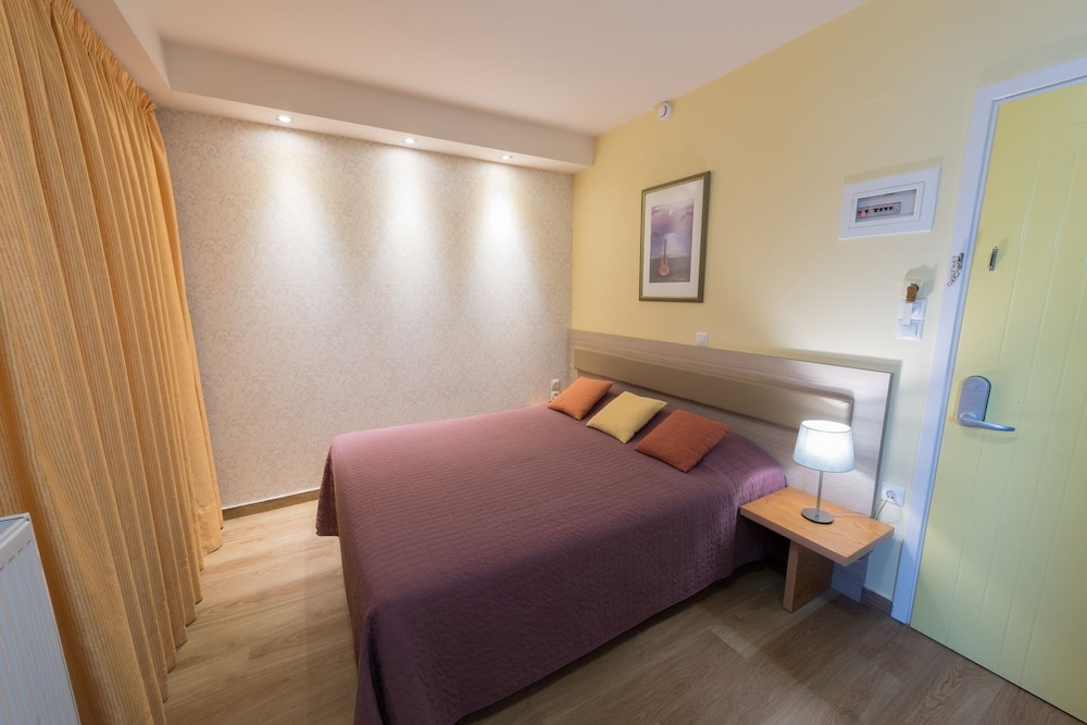 POSEIDON HOTEL 37/71