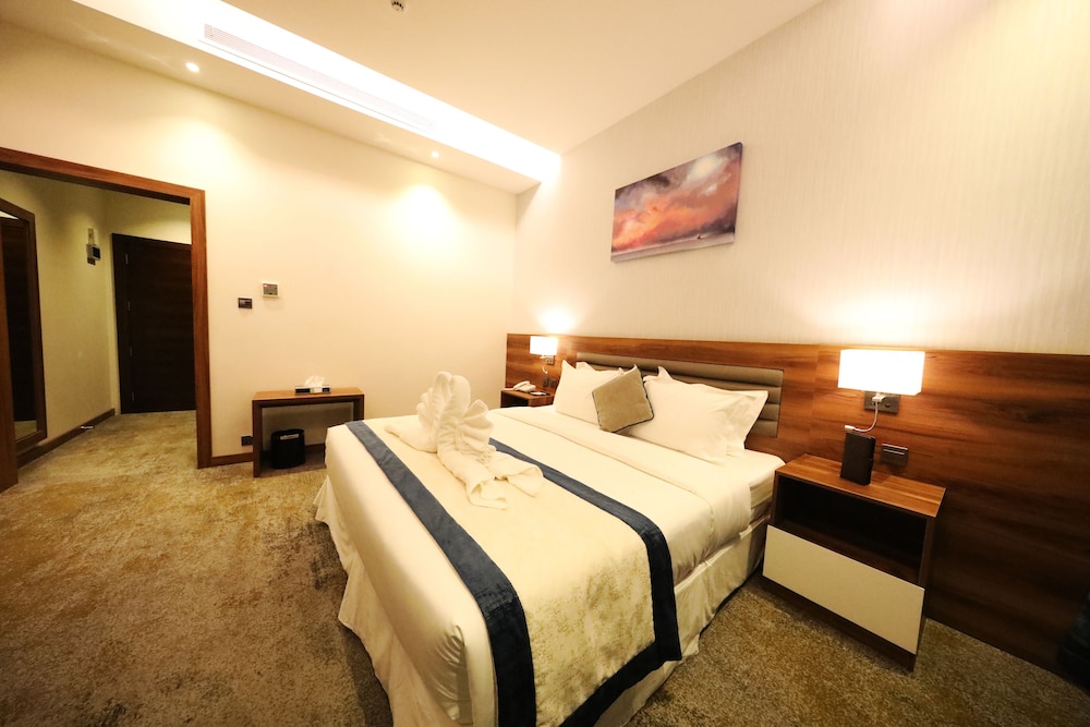 EVA Hotel 5/38