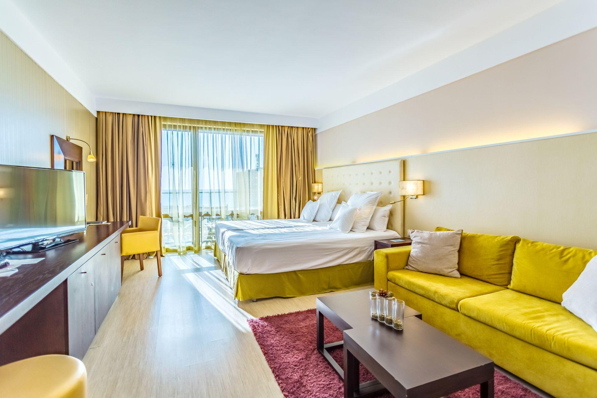 غرفة ديلوكس بسرير مزدوج وسريرين منفصلين بإطلالة على المسبح، Barcelo Royal Beach 2/2