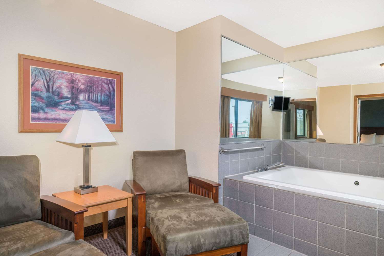 Days Inn & Suites by Wyndham Baxter Brainerd Area 5/8