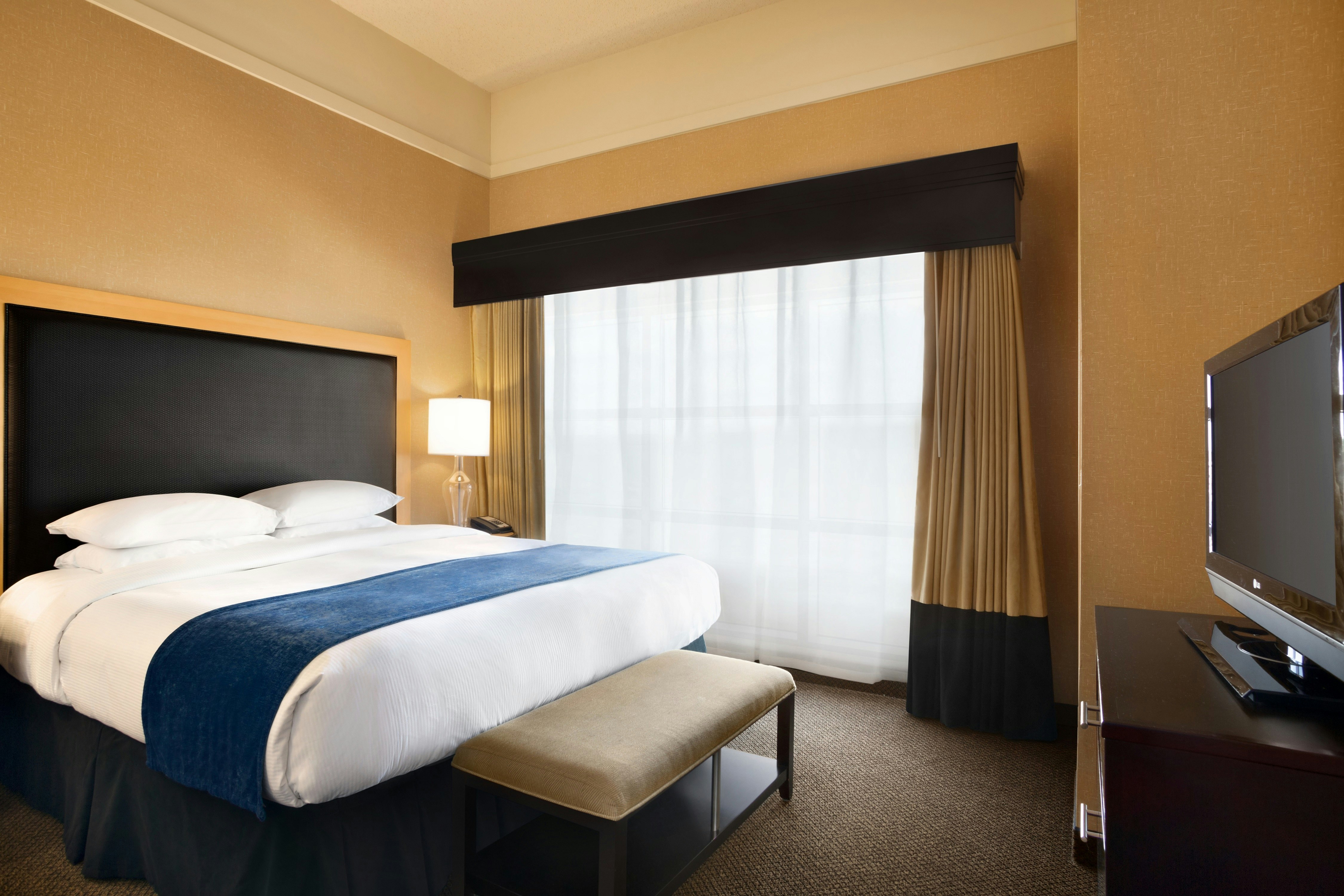 2 ROOMS, SUITE, 2 KING BEDS