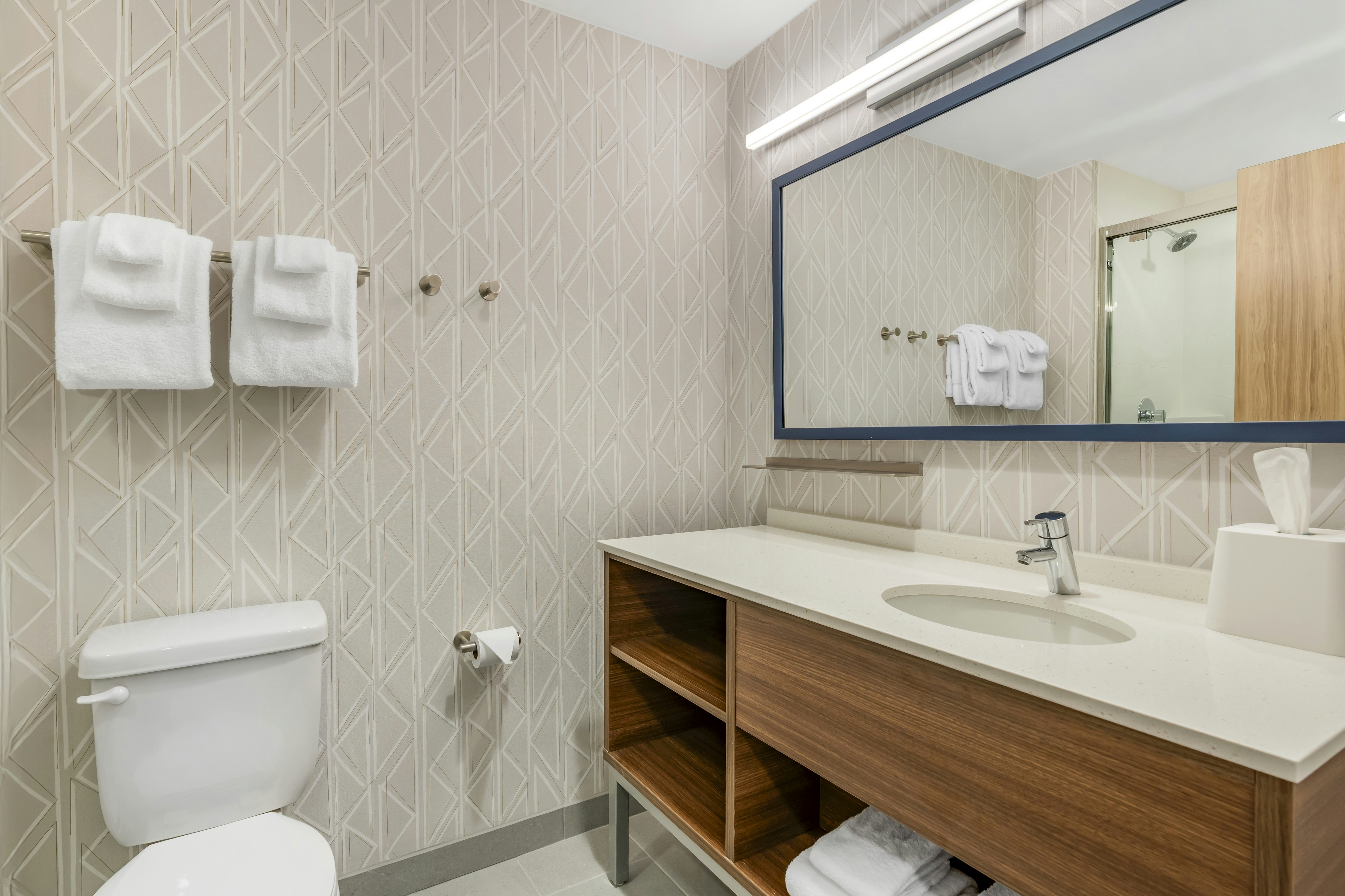 غرفة بسرير كينج بإطلالة على الجبل بغرفة نوم واحدة، Home2 Suites by Hilton Bozeman Four Corners 6/9
