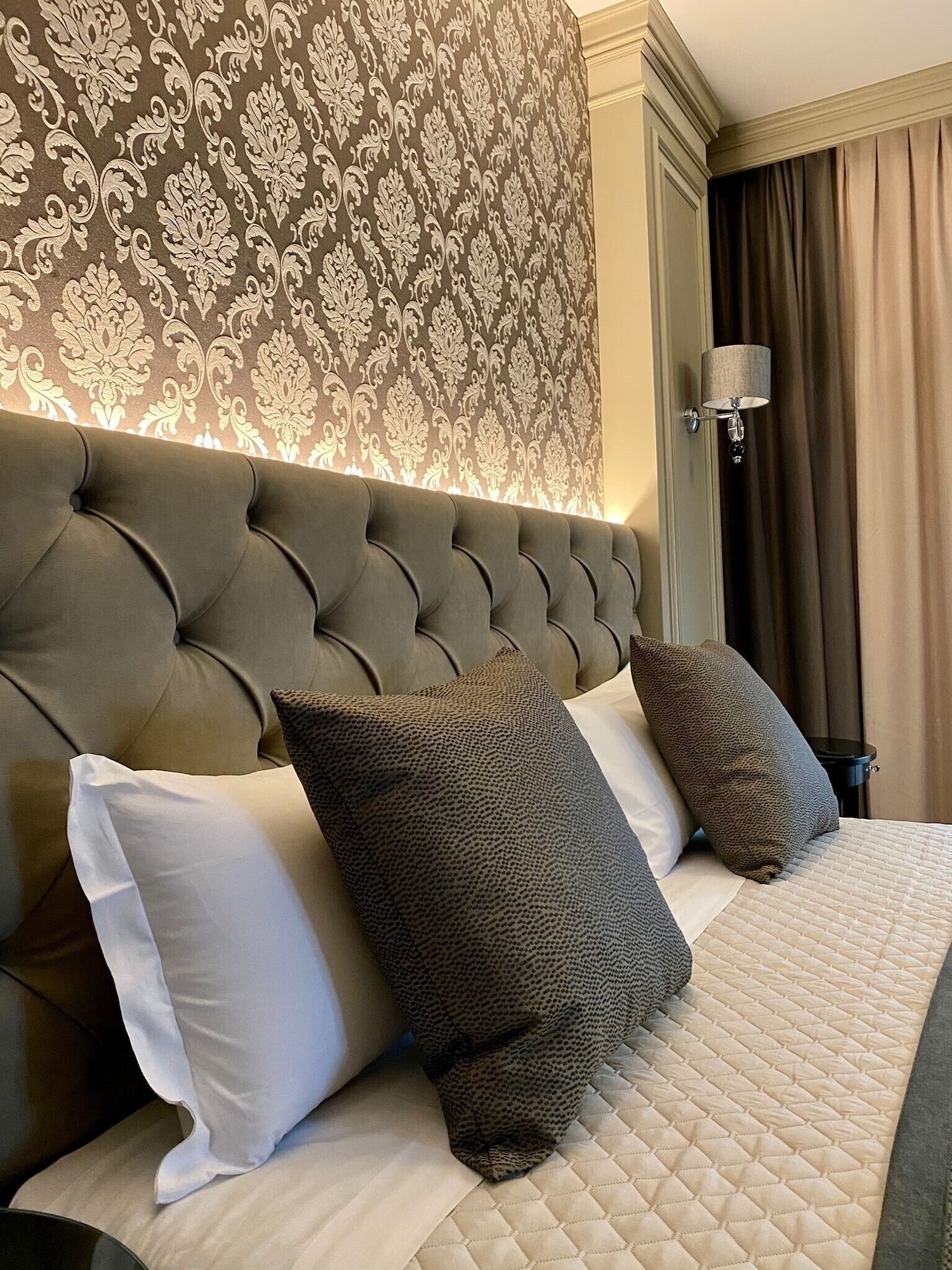 JUNIOR SUITE, KING BED
