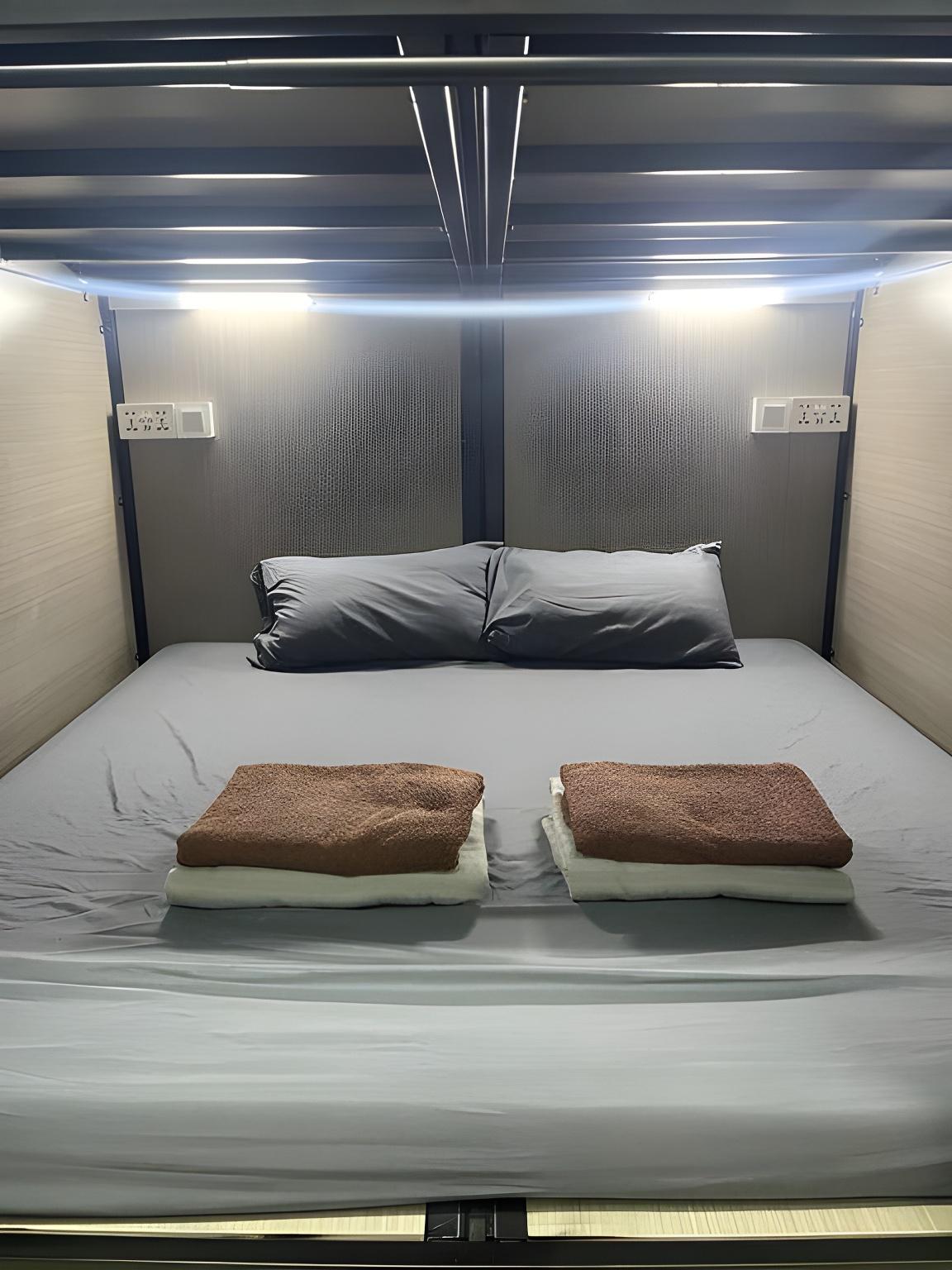 Capsule, Mixed Dorm, Queen Bed, Shared Bathroom