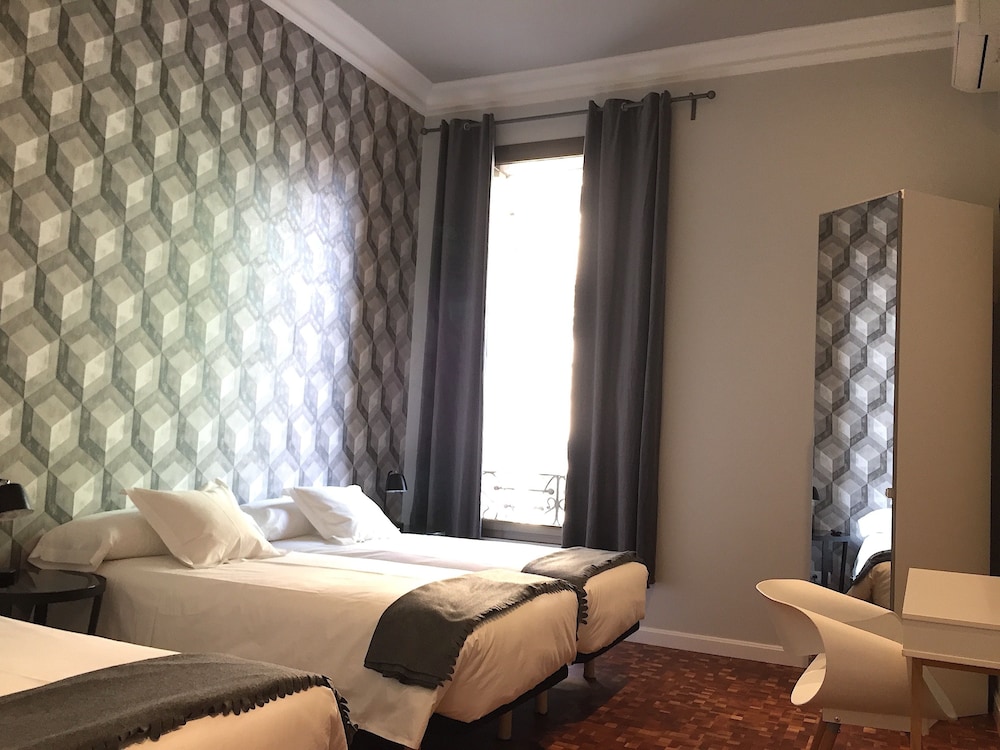 ROOM, TRIPLE, EXTERNAL BATHROOM