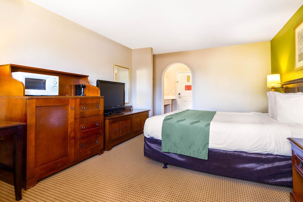 Rodeway Inn Auburn, CA 28/41