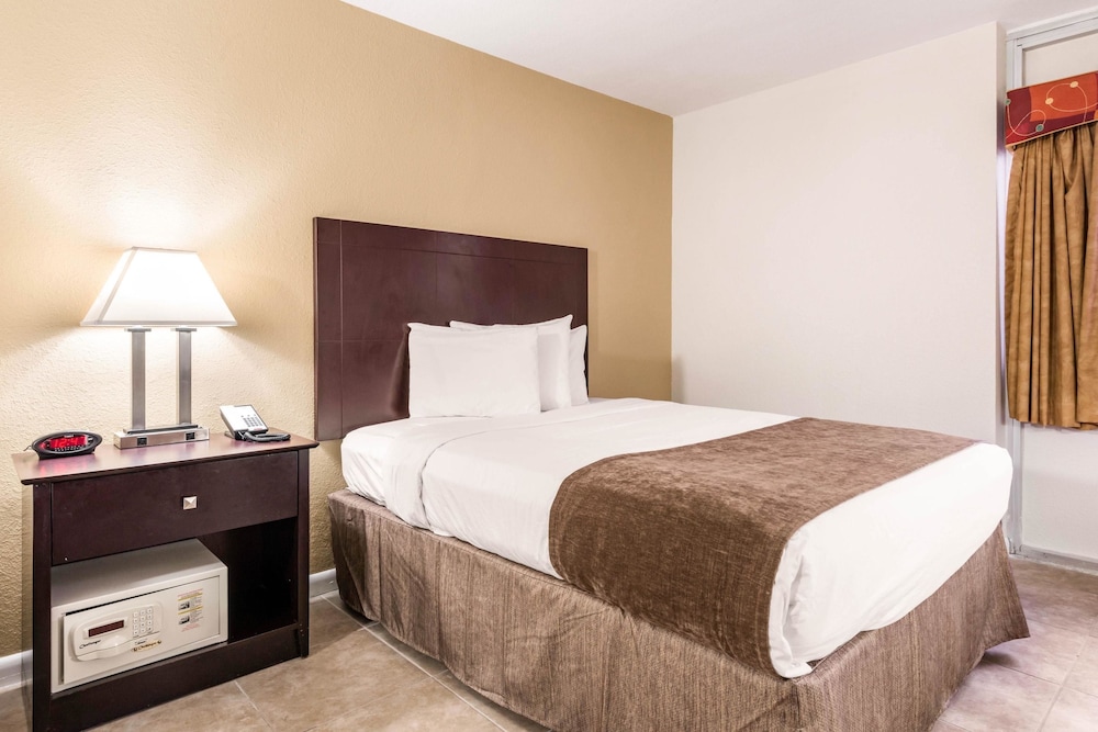 Rodeway Inn and Suites Fort Lauderdale Airport and Cruise Port 11/50