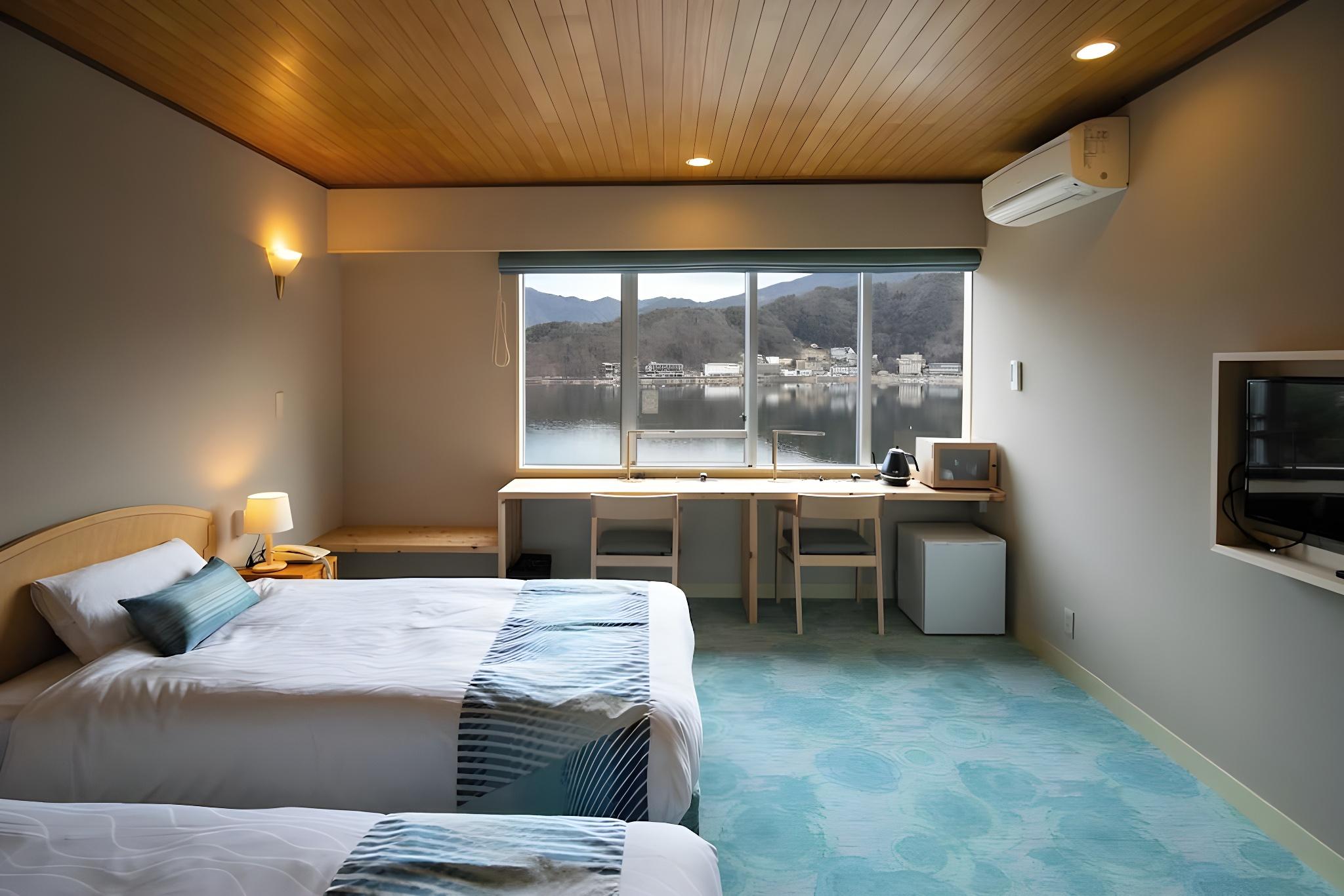 West, Twin Beds, Lake View