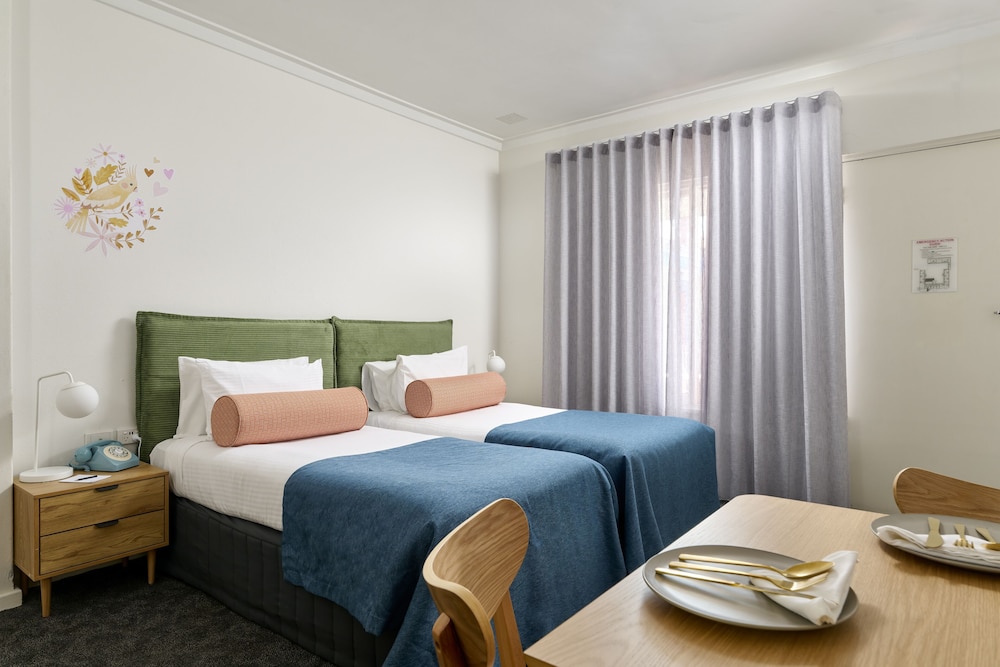 Baileys Parkside Motel by VetroBlu 32/55