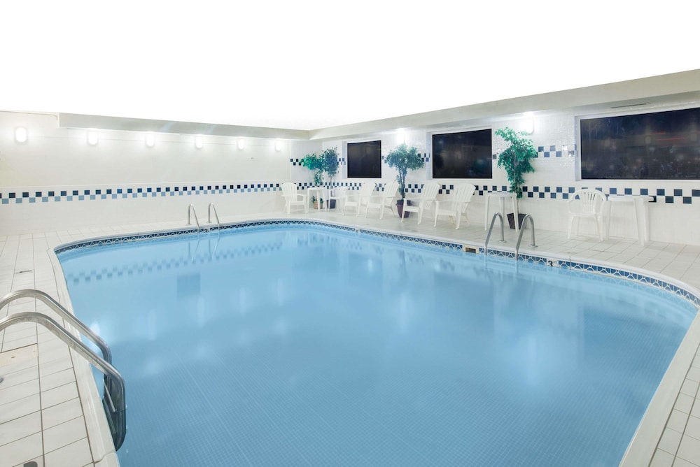 Days Inn & Suites by Wyndham Fargo 19th Ave/Airport Dome 1/26