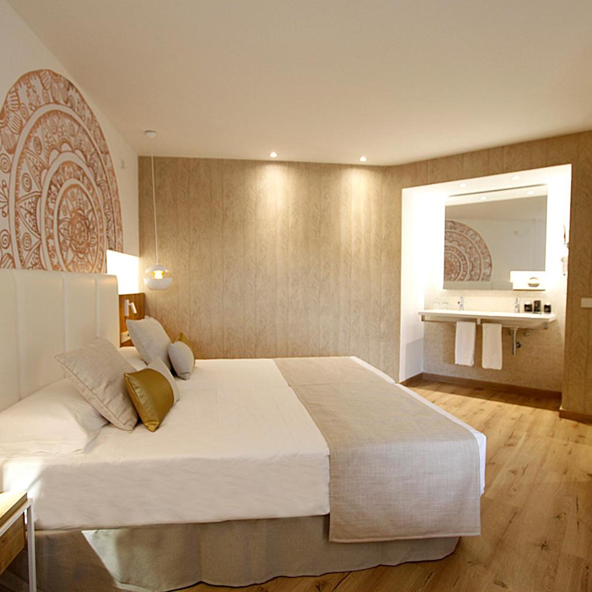 ROOM, DOUBLE OR TWIN BED