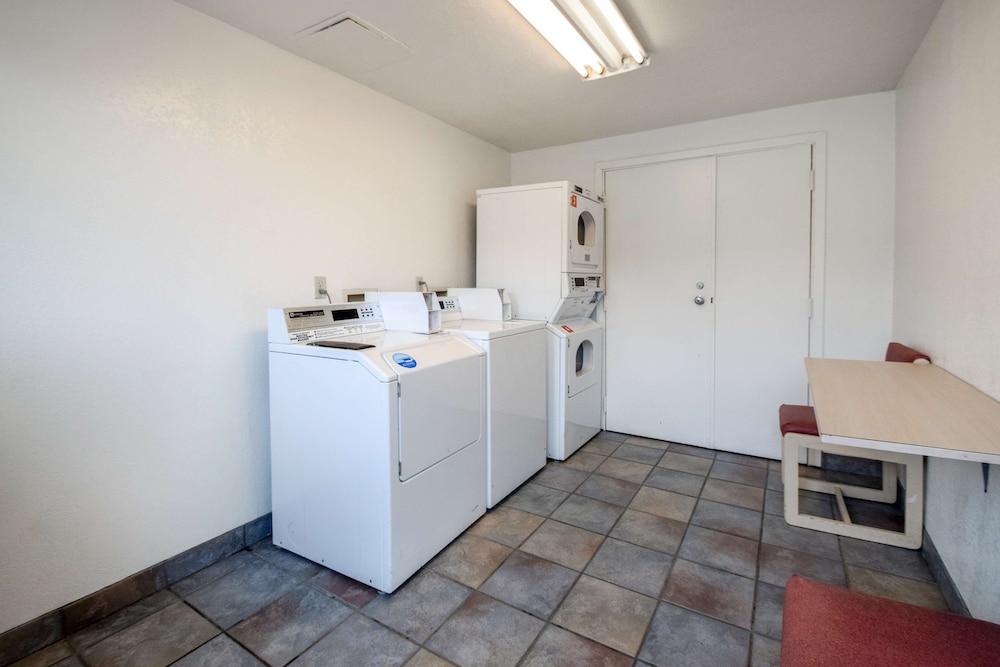 Motel6 Kelso, WA - Mt. St. Helens 7/45