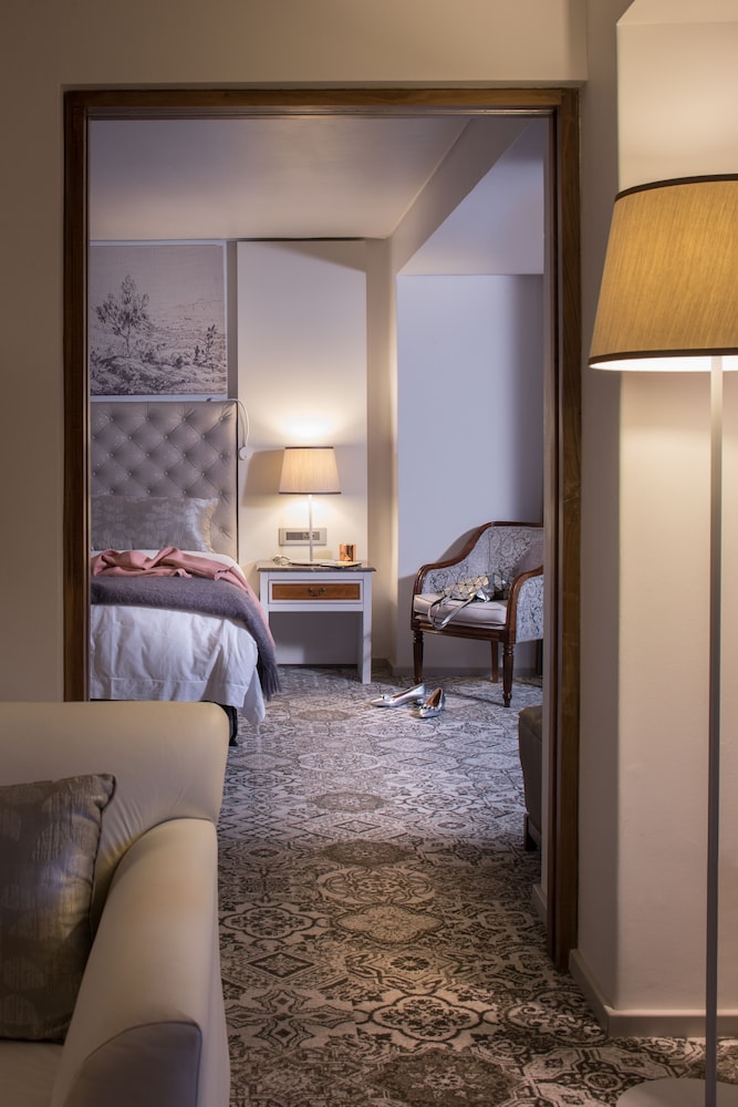 Vineyard Hotel 26/59