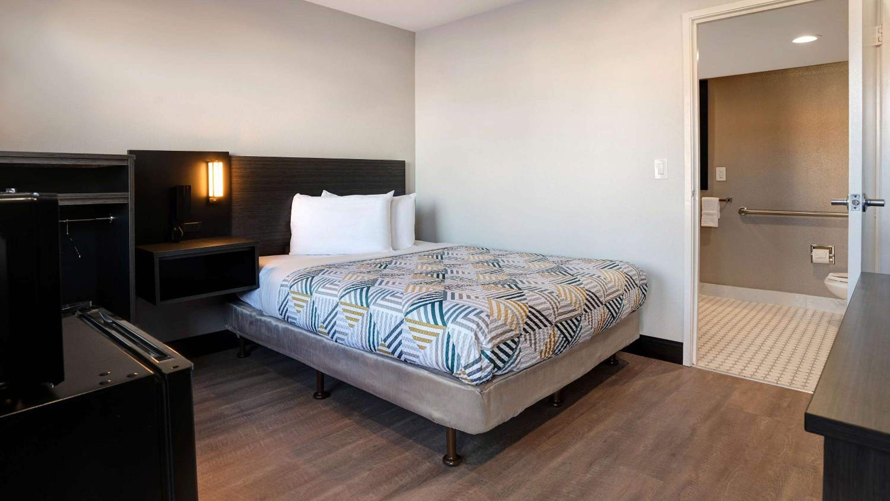 1 Queen Bed - ADA/RI Shower/Micfridge