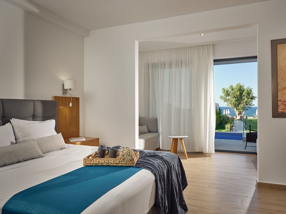 Cavo Orient Beach Hotel 4/50