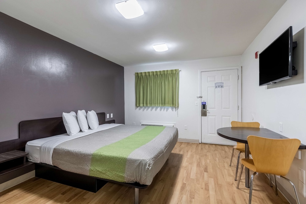 DELUXE, KING BED, ACCESSIBLE