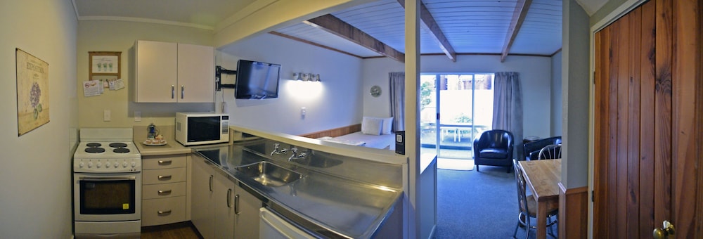 Cottage Mews Motel 55/72
