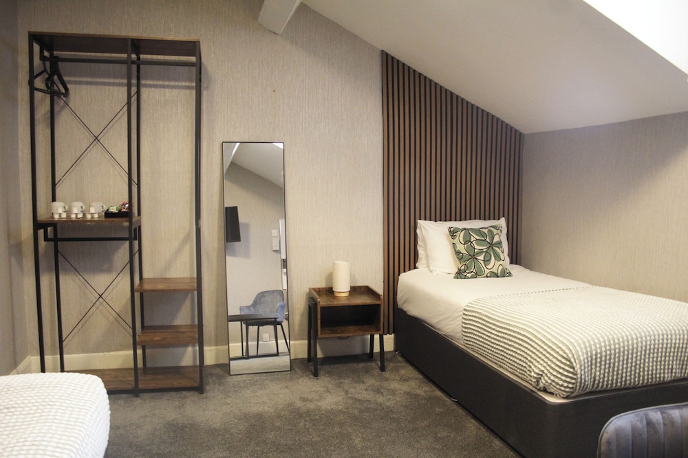 STANDARD, TRIPLE, SHARED BATHROOM