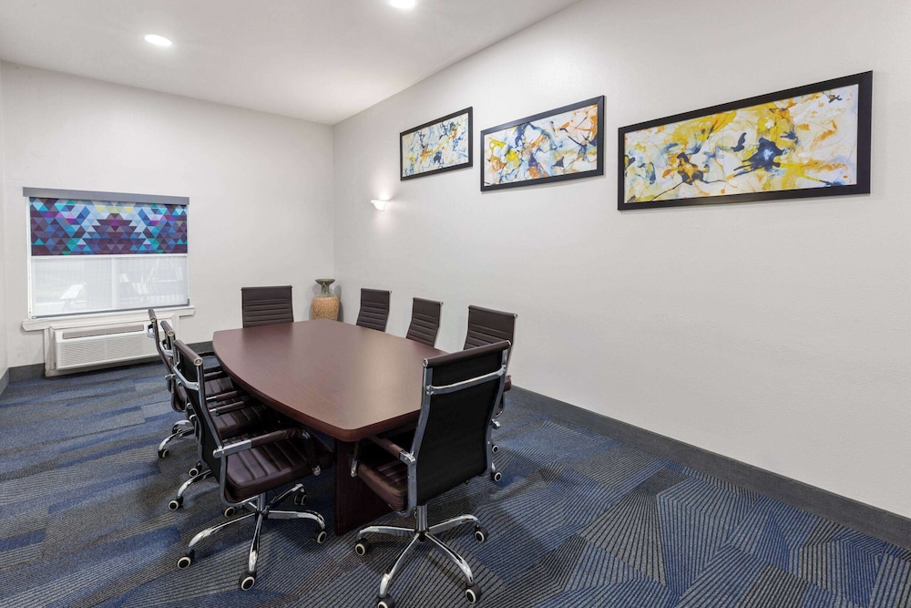 La Quinta Inn & Suites by Wyndham Angleton 39/50