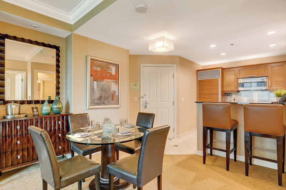 Stripviewsuites At Signature 69/73
