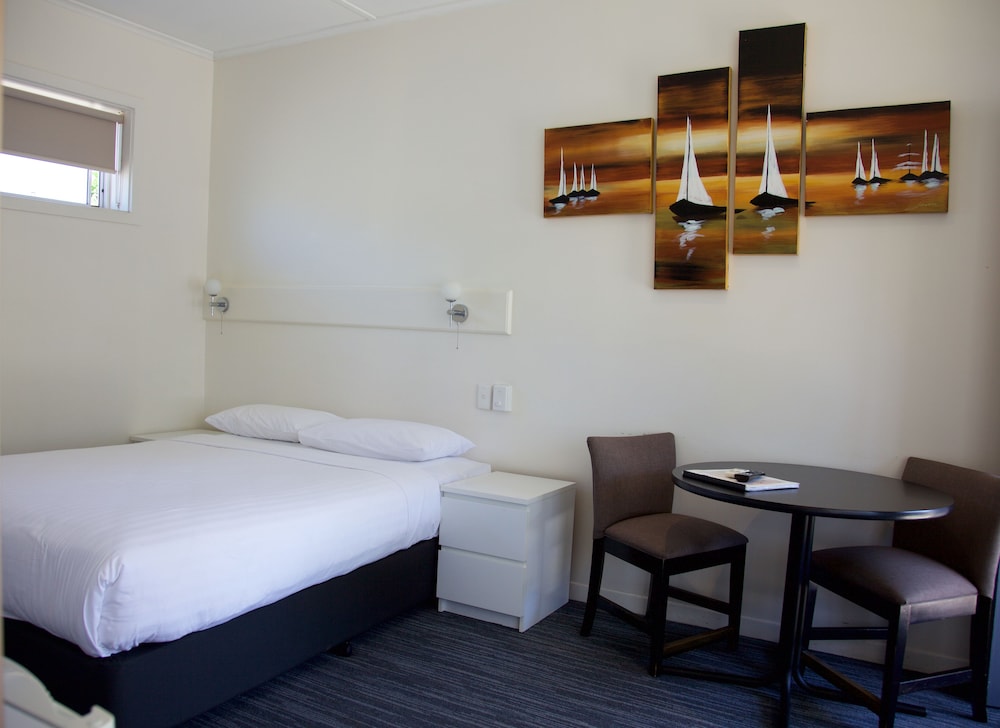 GUICHEN BAY MOTEL 14/54