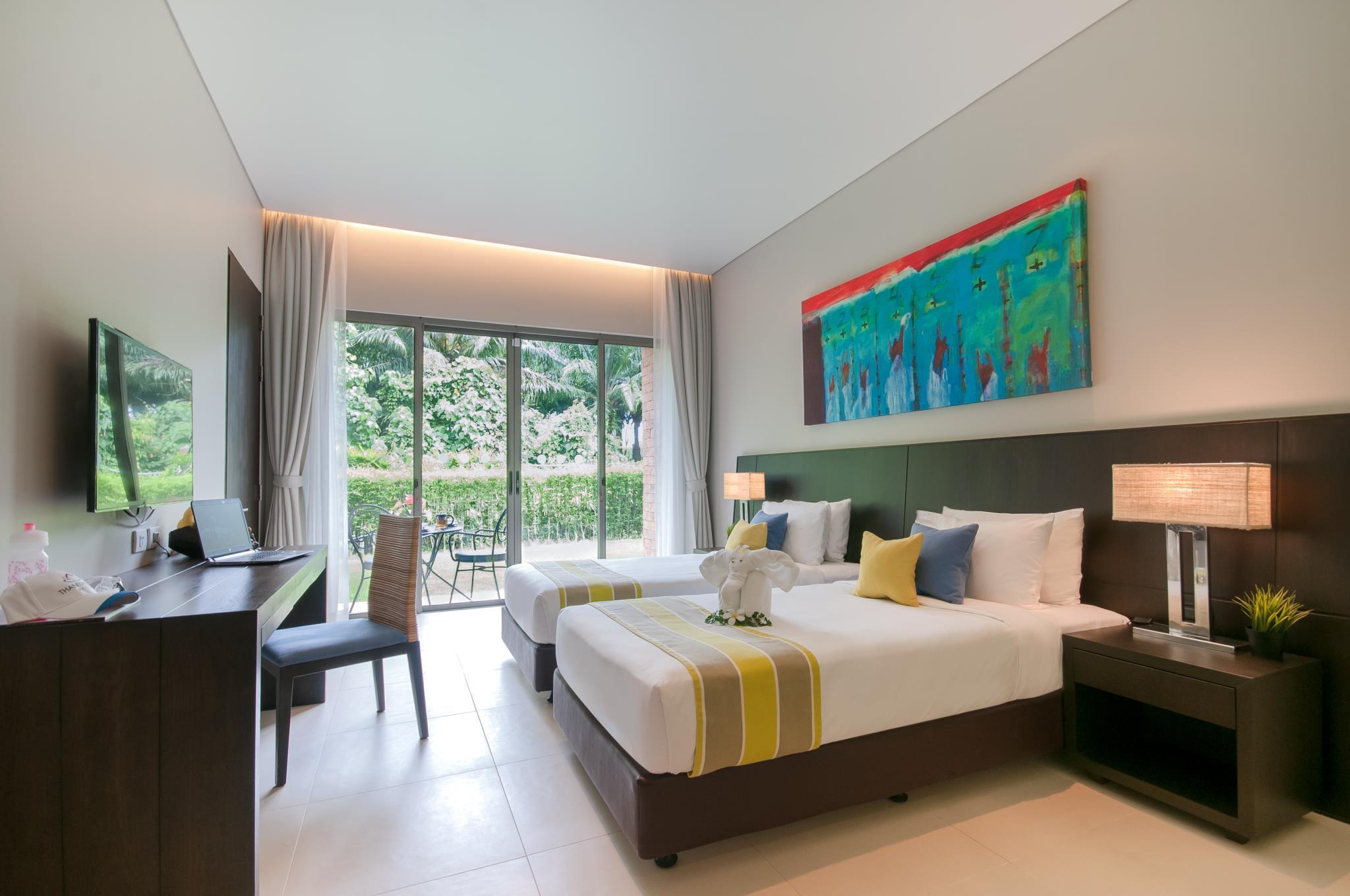 Deluxe, Twin Beds, Pool Wing