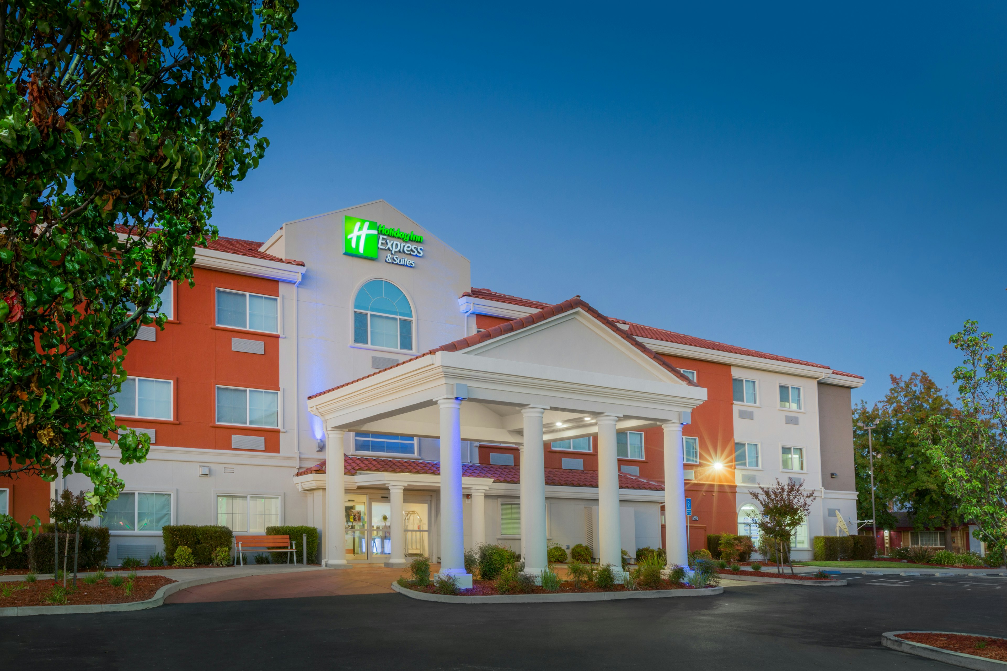Holiday Inn Express Suites Oroville Lake 4/60
