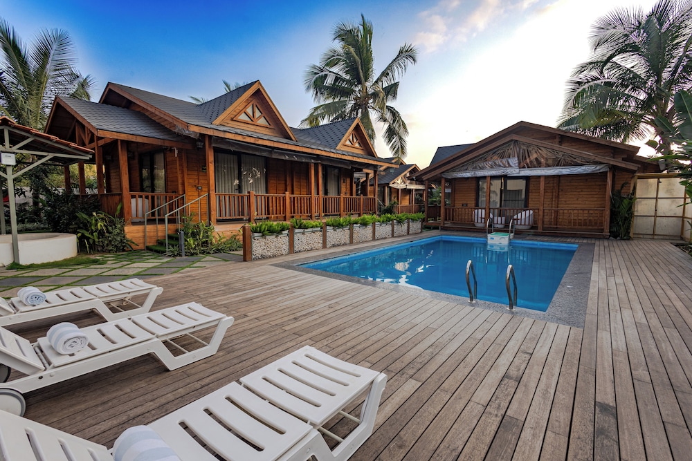 Foxoso Aaristo Baga Beach Resort 43/48