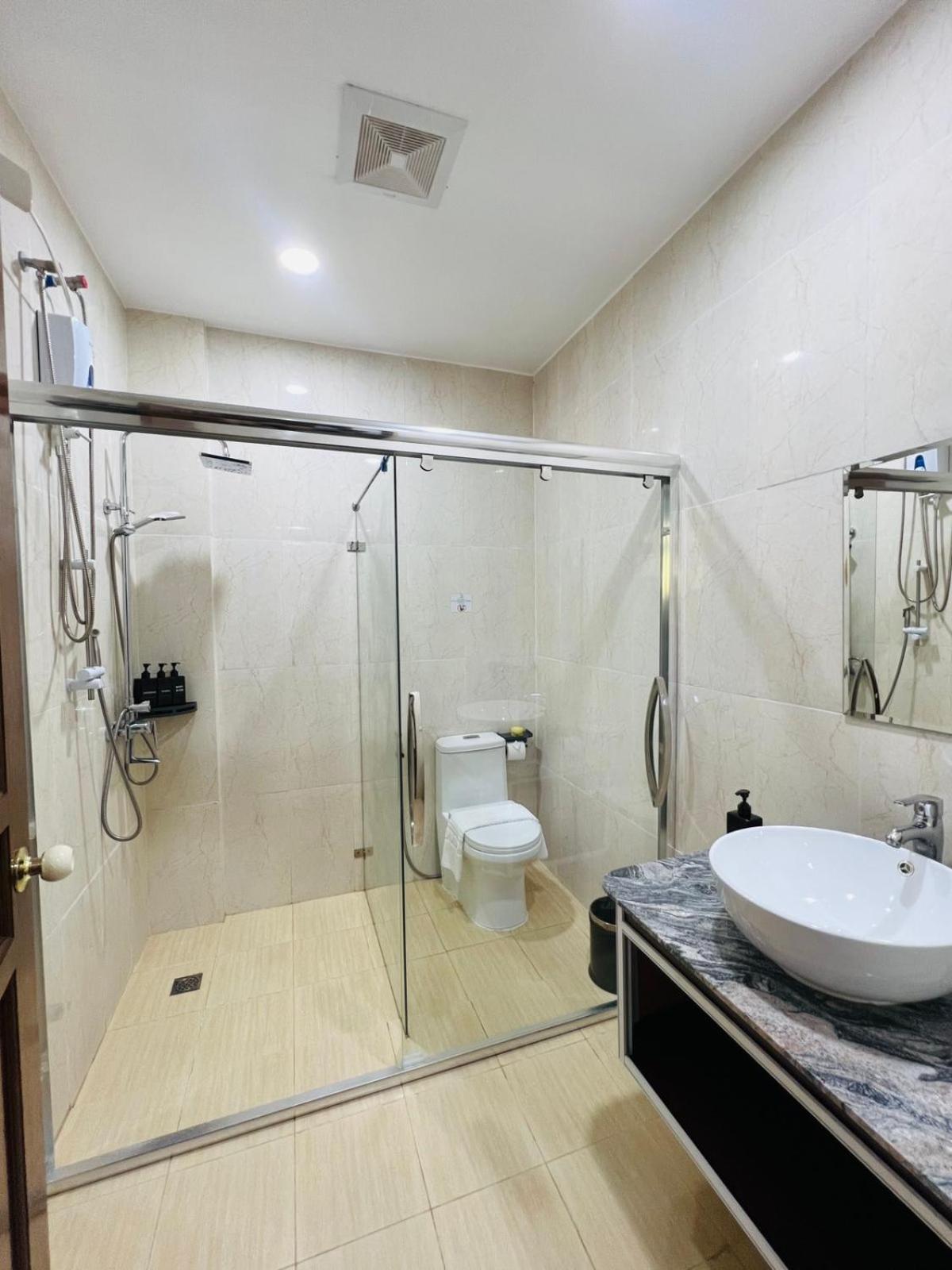 Ocean Star Hotel Coron 48/50