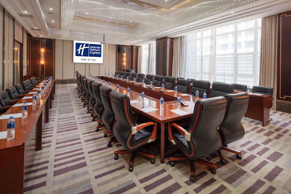 Holiday Inn Express Luoyang City Center 61/72