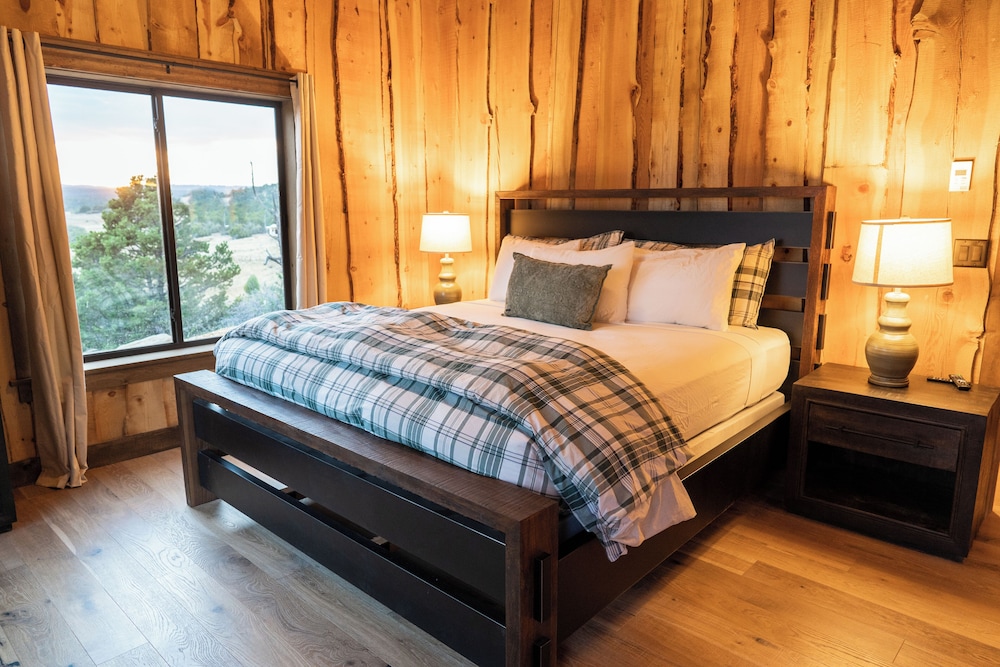 Lodge, 6 Beds, 3 King Beds، Zion Mountain Ranch 2/8