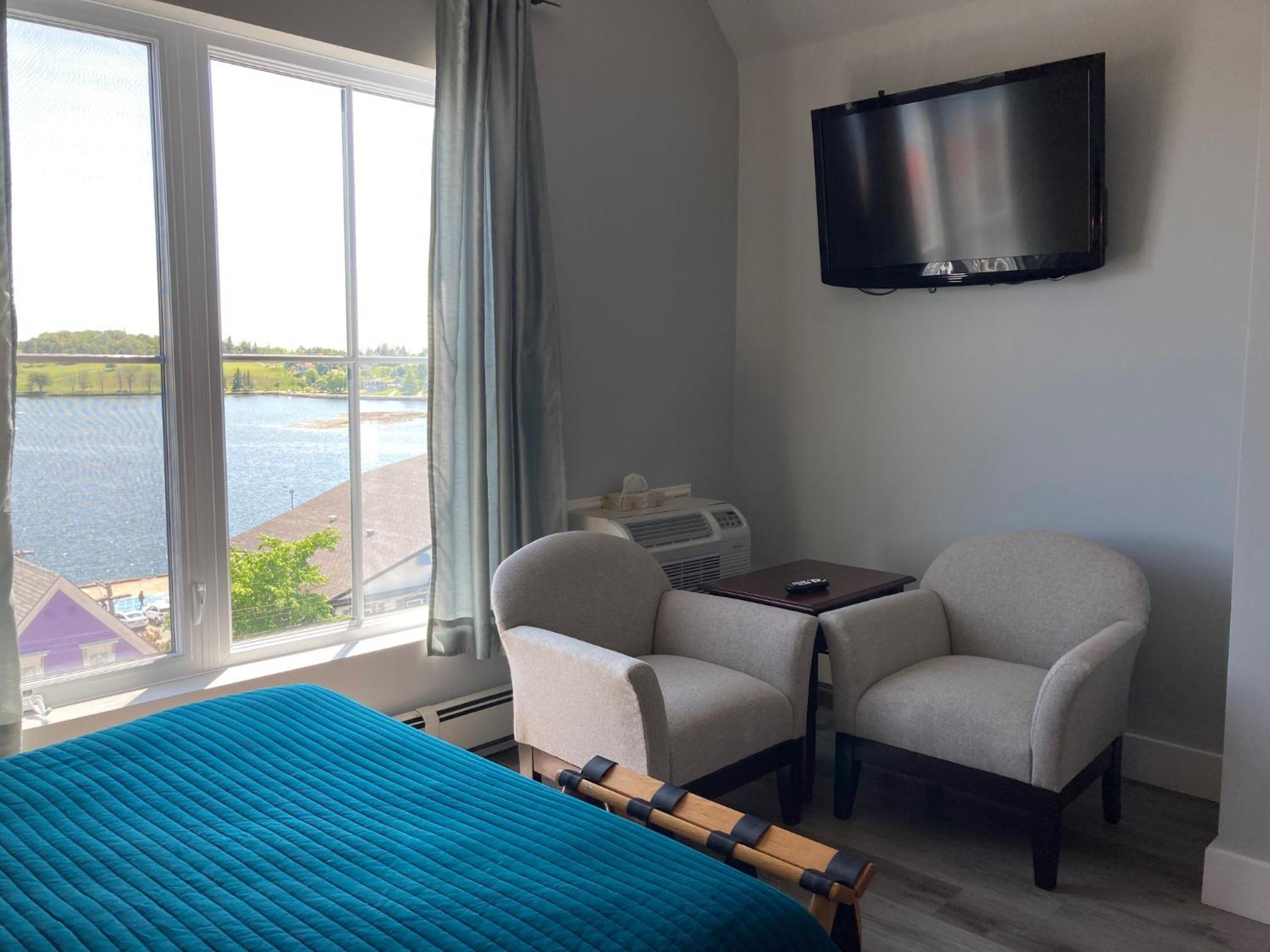 Lunenburg Arms Hotel 35/39
