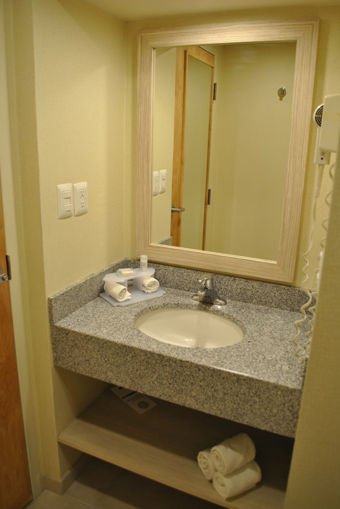 Holiday Inn Express Toluca 8/48