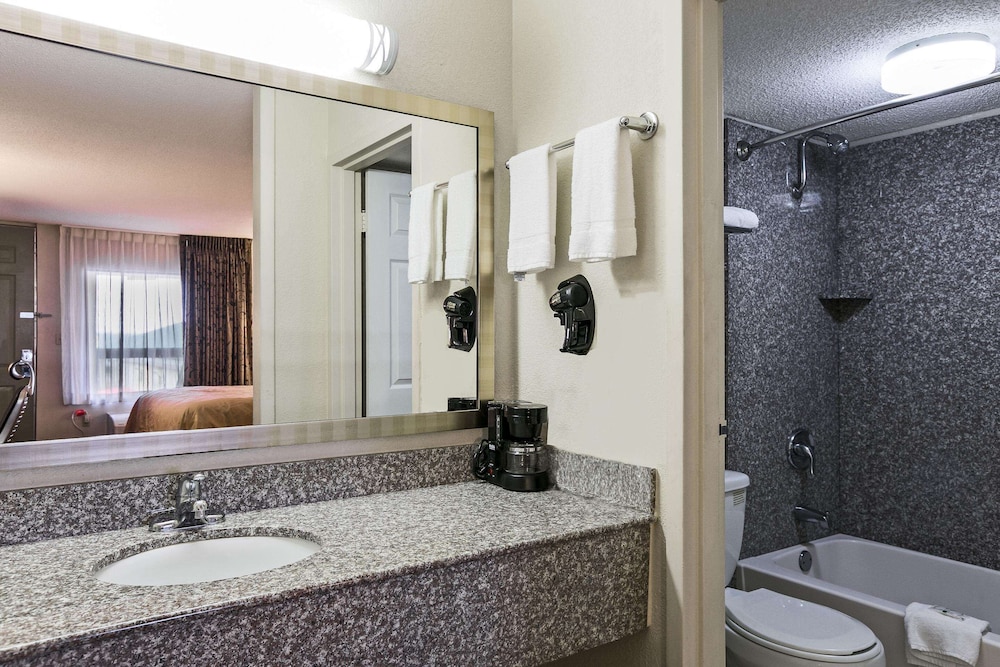 Quality Inn & Suites near Lake Eufaula 37/41