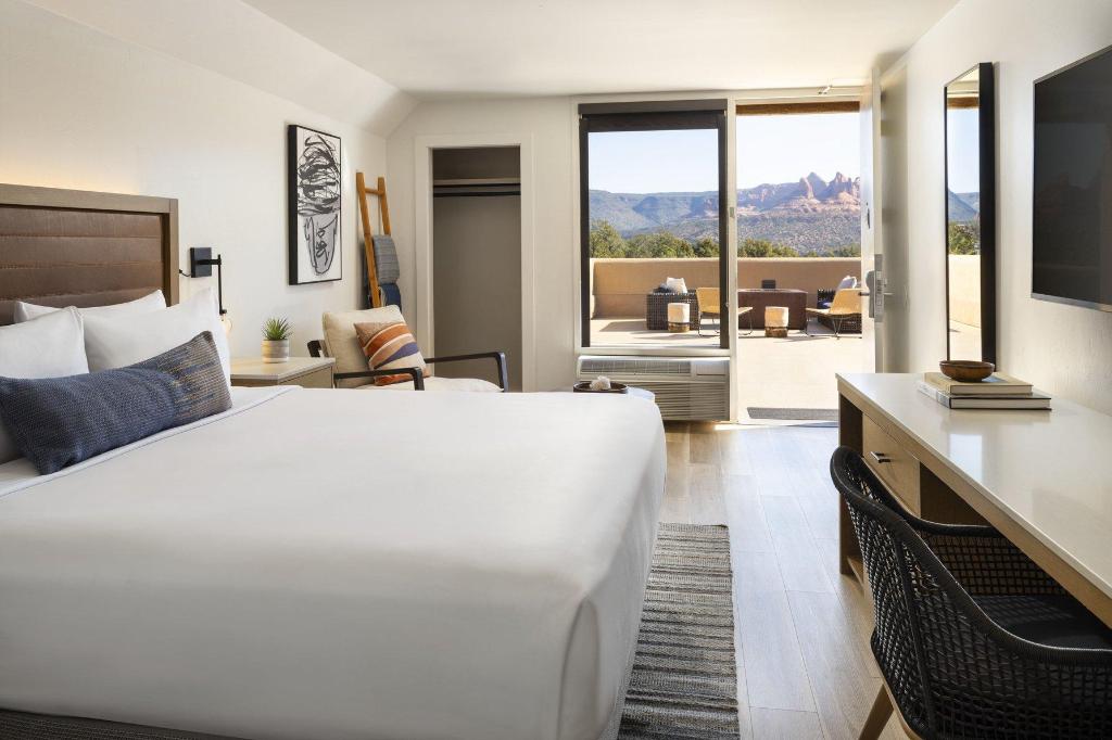 Guest Room, King Bed, Mountain View, Terrace, Middle Floor