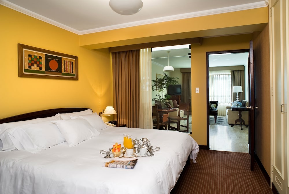 LA HACIENDA MIRAFLORES 10/50