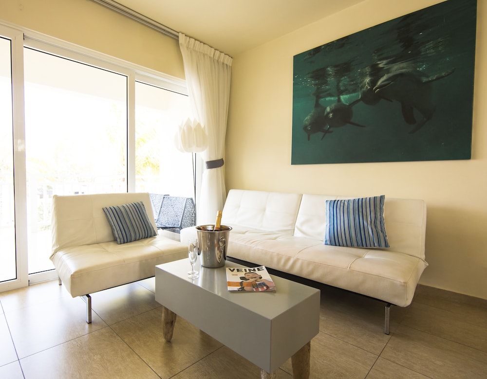 Dolphin Suites 27/50