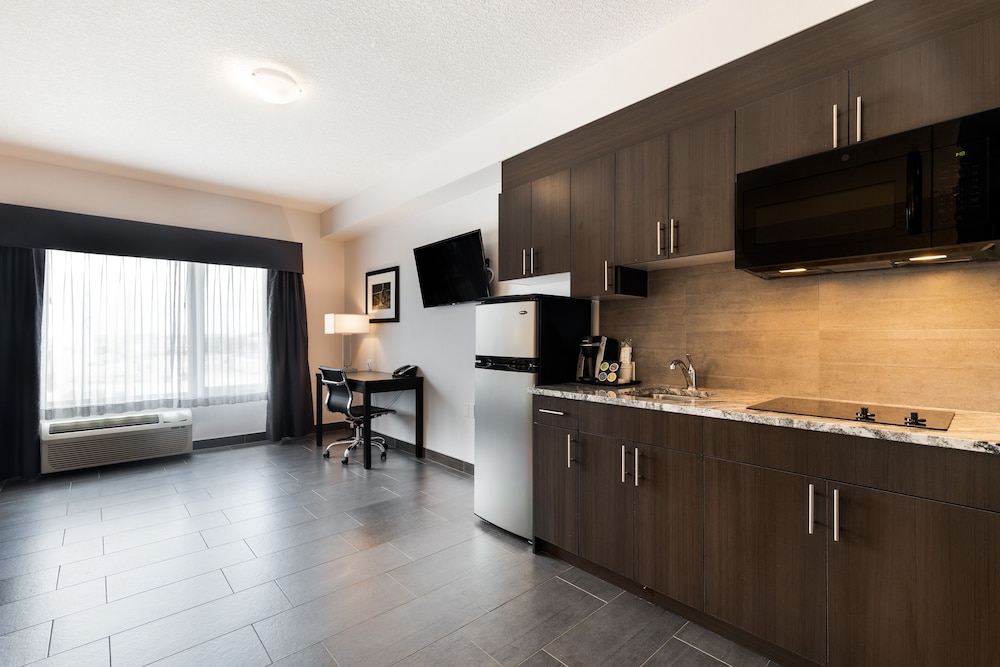 غرفة بسرير كينج مع أريكة، Park Inn By Radisson Edmonton Airport 5/9