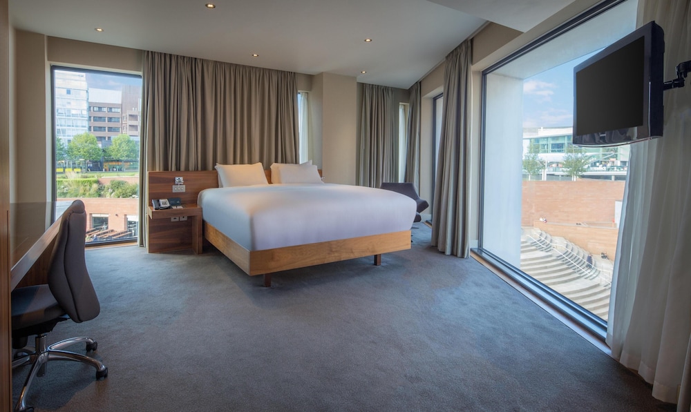 SUITE, KING BED, CORNER